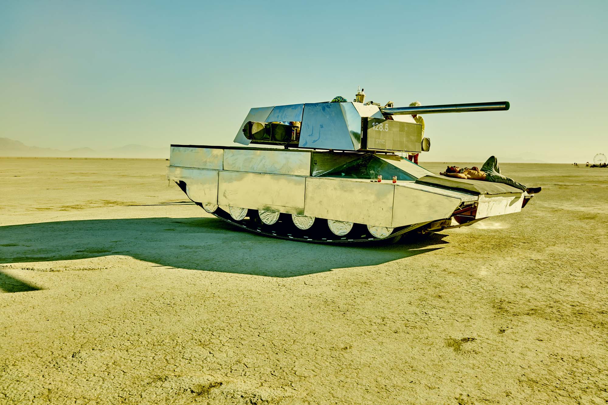 Uwe Duettmann - Fallende Hunde zerbomben den Mond