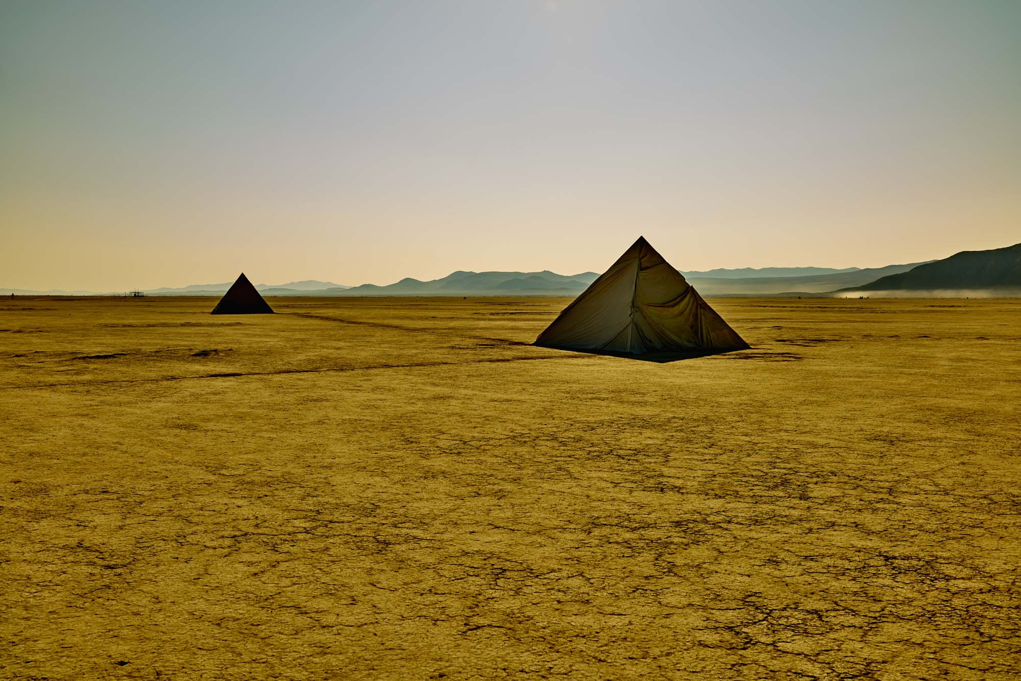 Uwe Duettmann - Fallende Hunde zerbomben den Mond